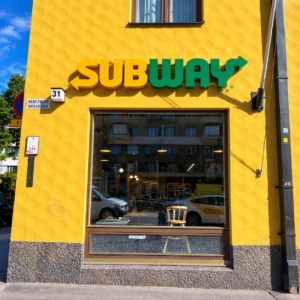 LED-valaistun Subway-valomainoksen testaus ennen asennusta