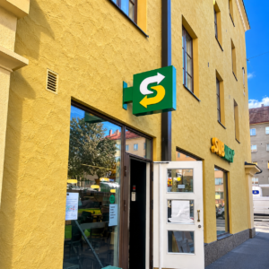 Subwayn kaksipuolinen ulkokyltti rakennuksen seinässä