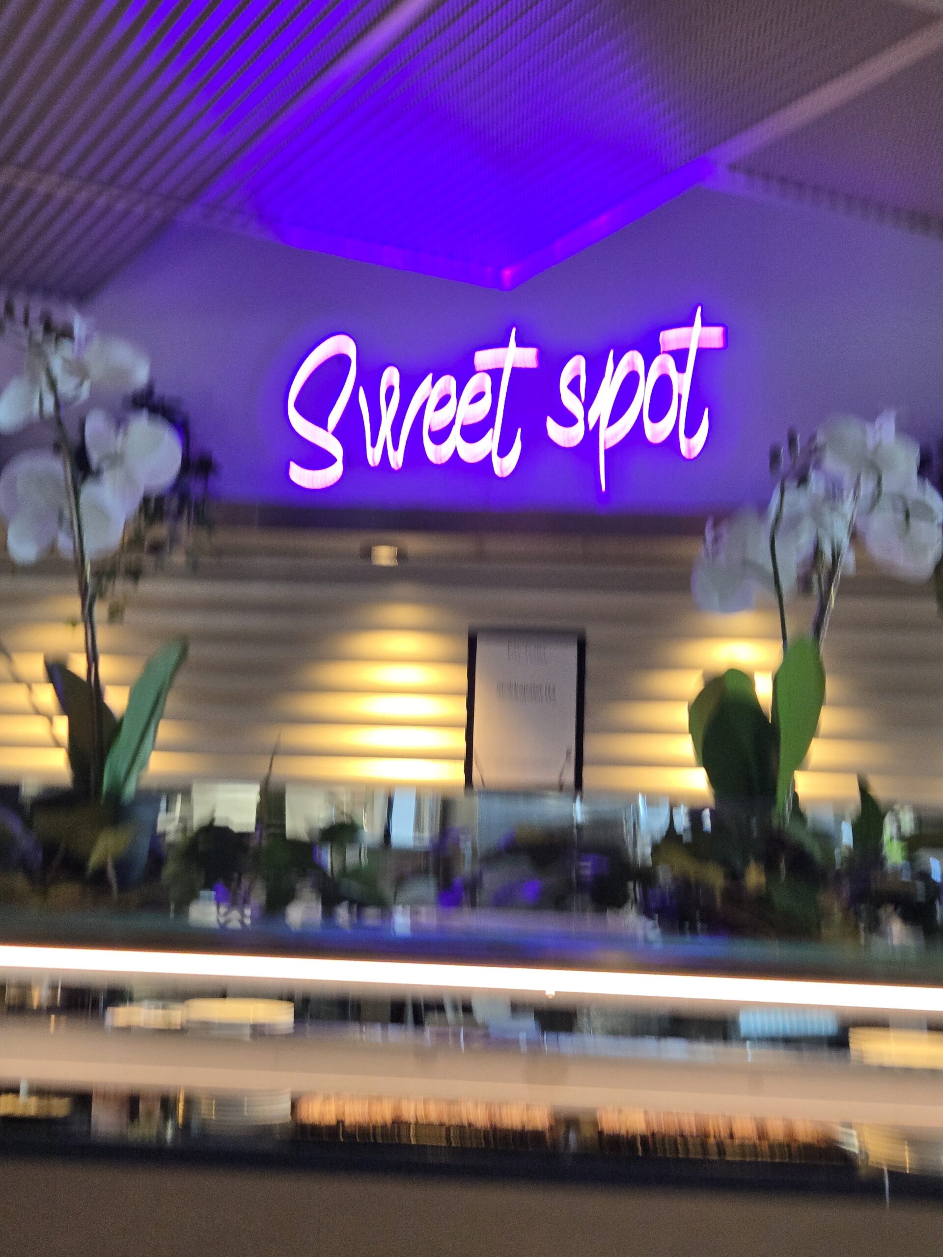 Sweet spot -käsialaneon kahvilan seinällä