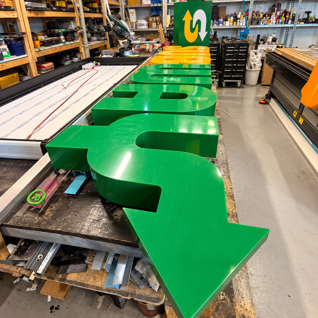 Subwayn 3D-irtokirjainvalomainos ravintolan julkisivussa Helsingissä