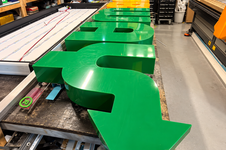 Subwayn 3D-irtokirjainvalomainos ravintolan julkisivussa Helsingissä